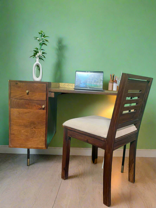 Organiser’s Table and Chair